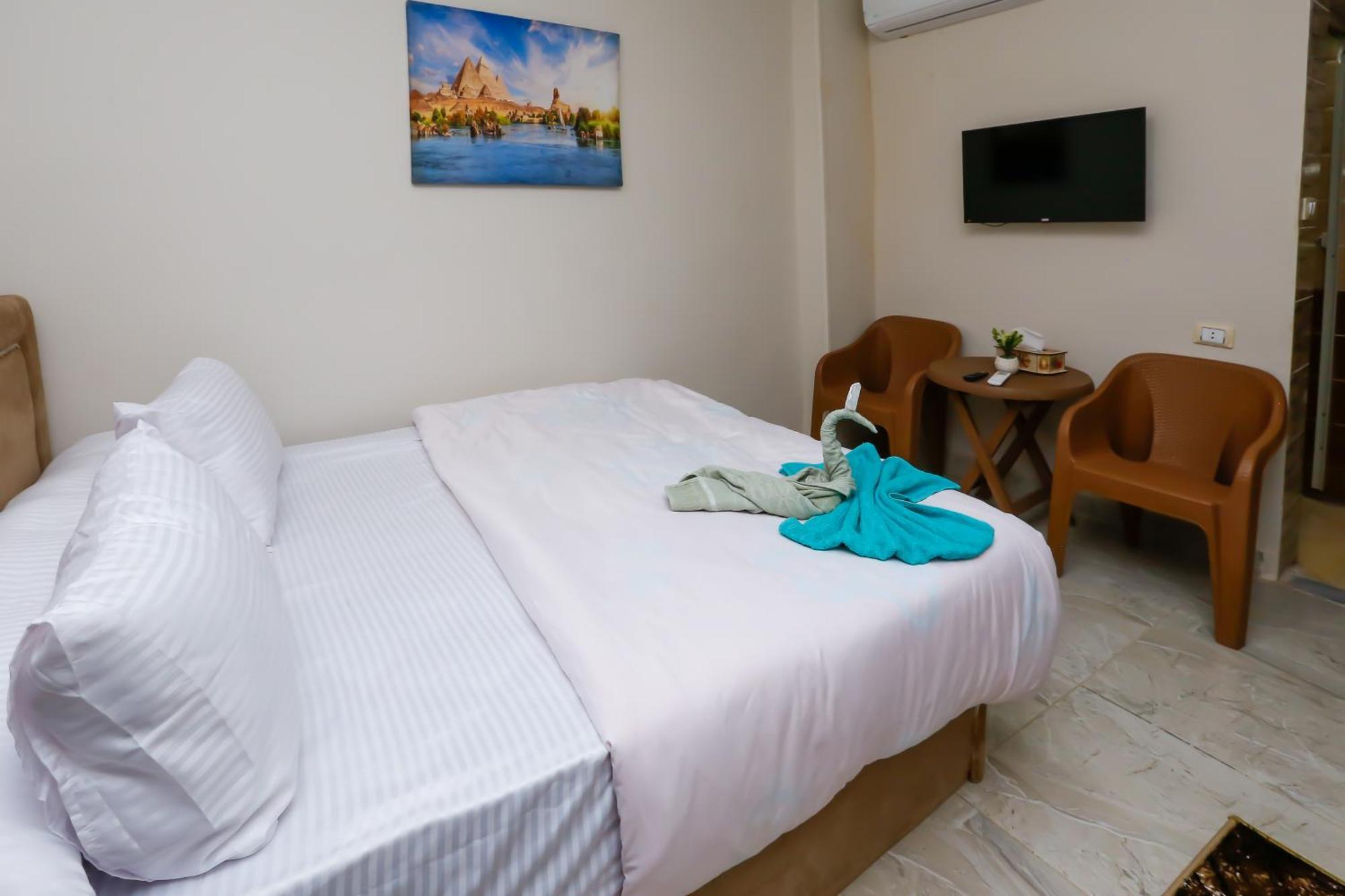 Sunrise Jacuzzi & Pyramids View Alloggio in famiglia