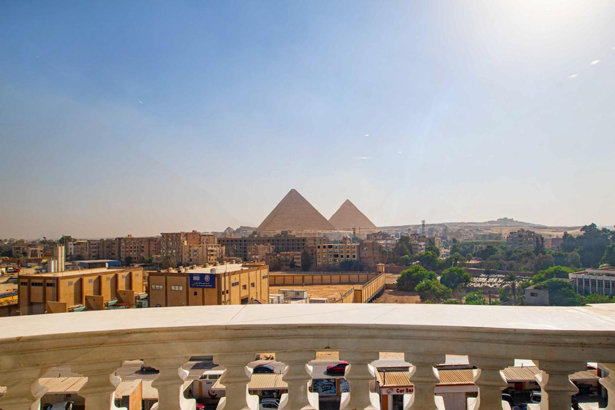 Sunrise Jacuzzi & Pyramids View * Cairo