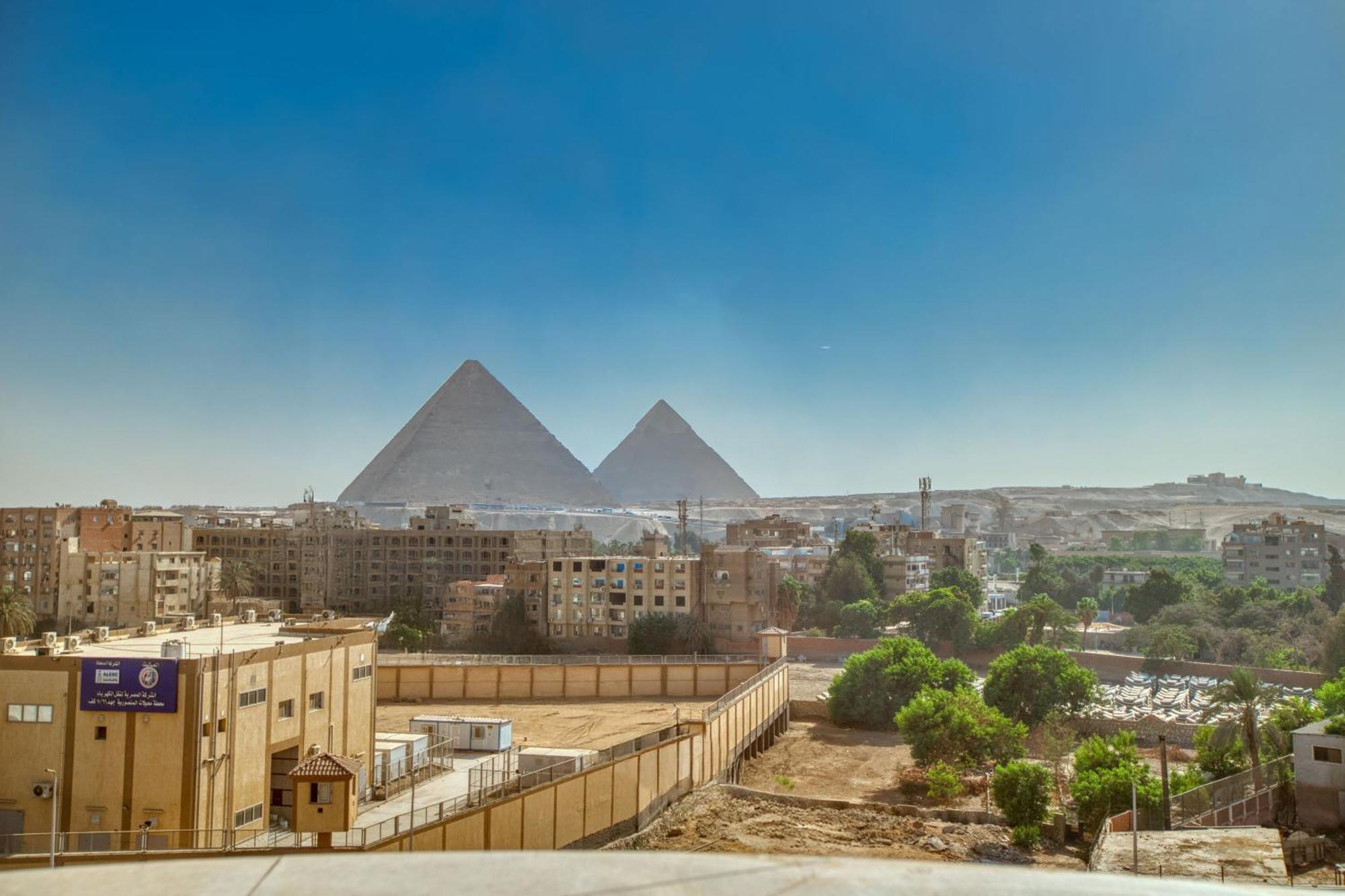 Sunrise Jacuzzi & Pyramids View Homestay