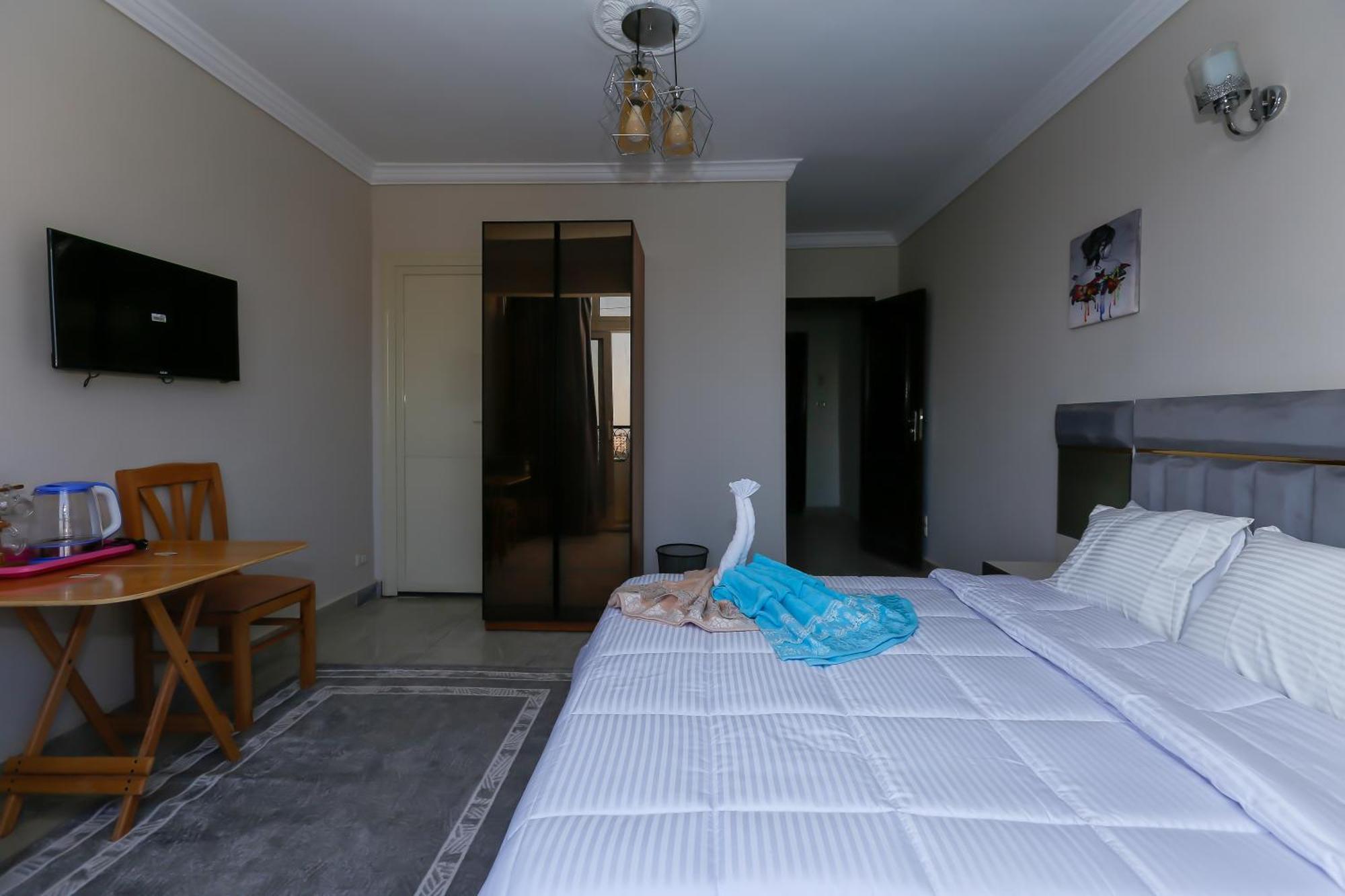 Sunrise Jacuzzi & Pyramids View Homestay Cairo