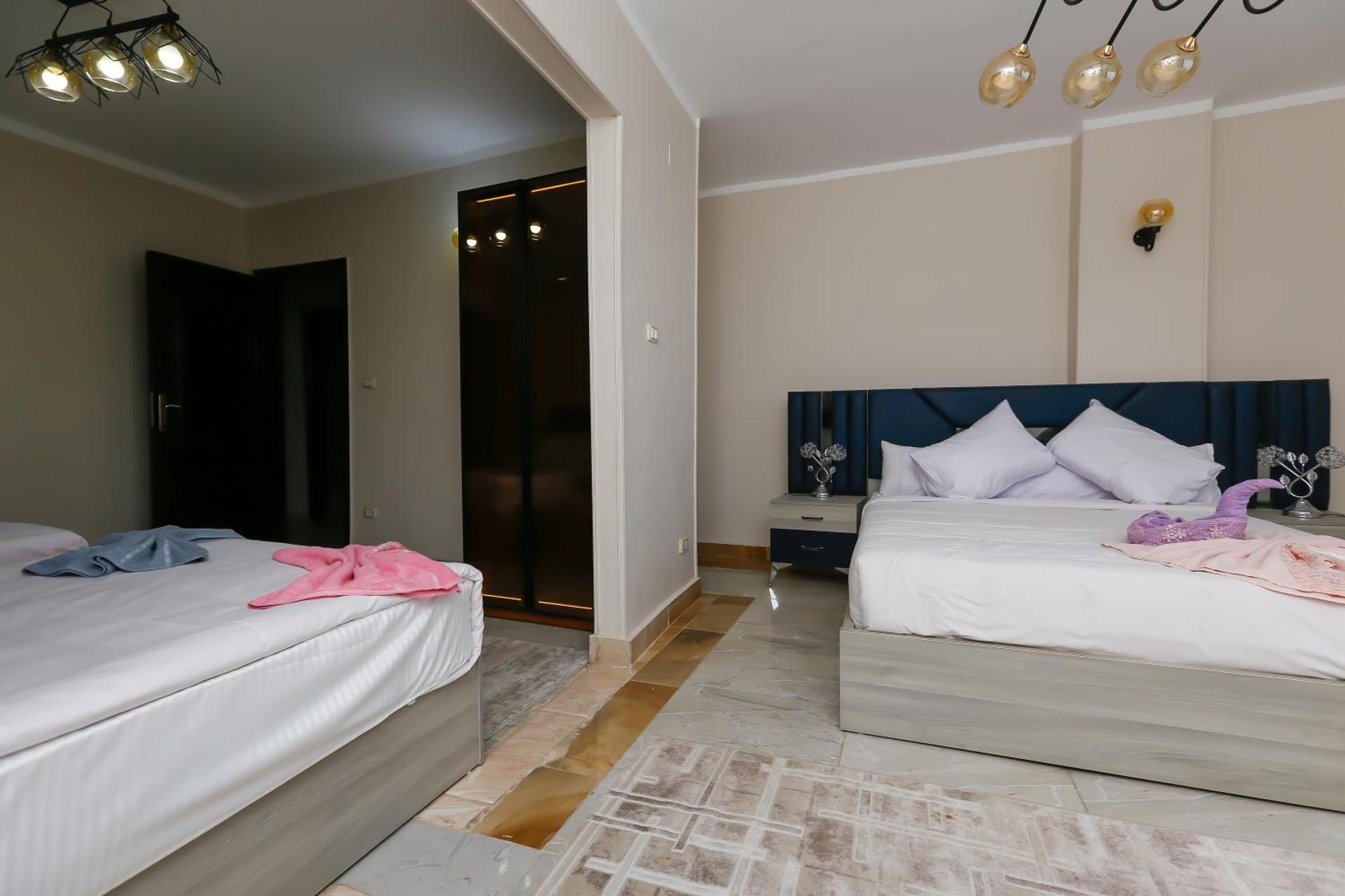 Sunrise Jacuzzi & Pyramids View Homestay
